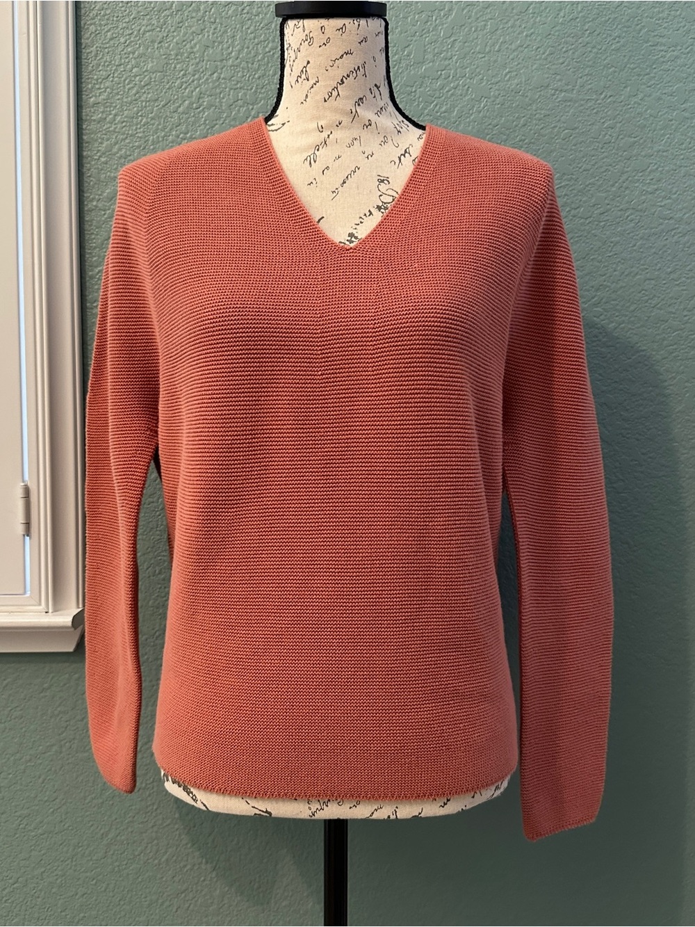 Uniqlo Women's V-Neck 3d Knit Sweater in Coral-Rose
